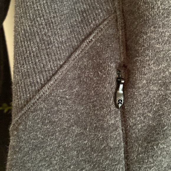 Lululemon Under Wraps Pullover
Heathered Black size 6 hoodie sweatshirt - Picture 7 of 15